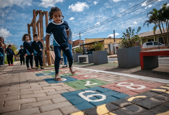 29-04-25 - ALUNOS USANDO A RUA DE BRINCAR - FATIMA - BRUNA OURIQUE-21 (1)