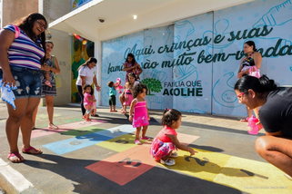 Amarelinha-do-Familia-Que-Acolhe-Fernando_Teixeira