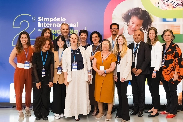 Palestrantes e apoiadores do Simpósio Internacional de Educação Infantil, entre eles, Claudia Vidigal, representante da FVL no Brasil