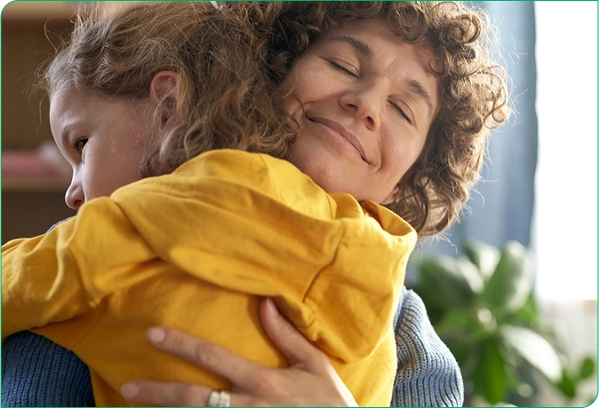 Mulher e criança abraçadas